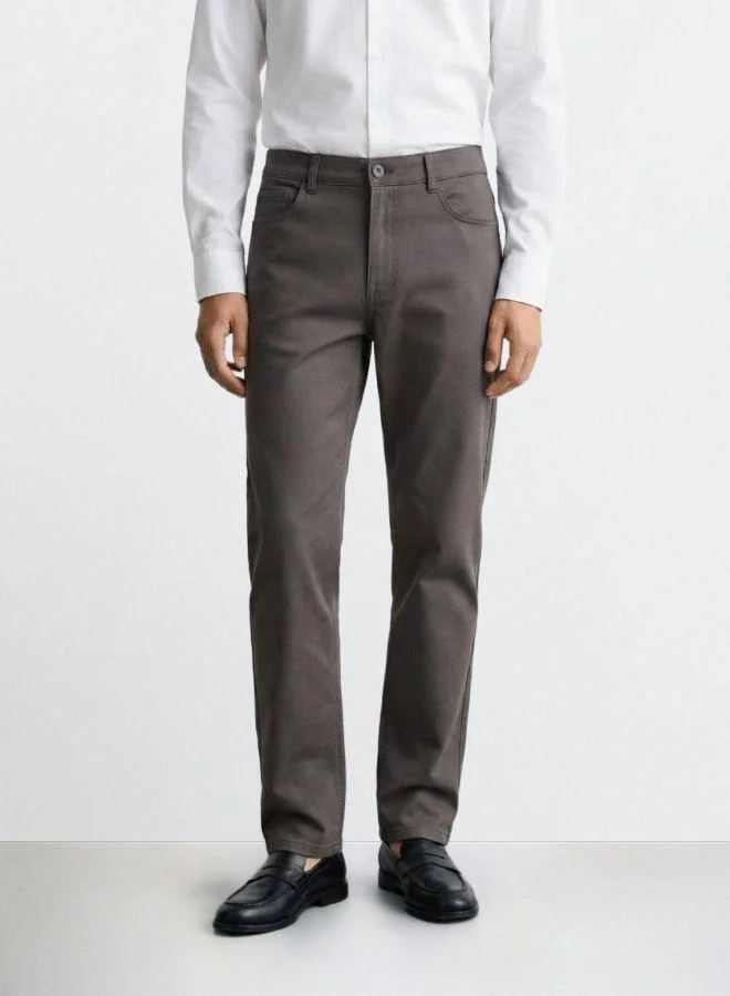 The Indian Garage Co Men Regular Fit Solid Scoop Pocket Mid-Rise Chinos